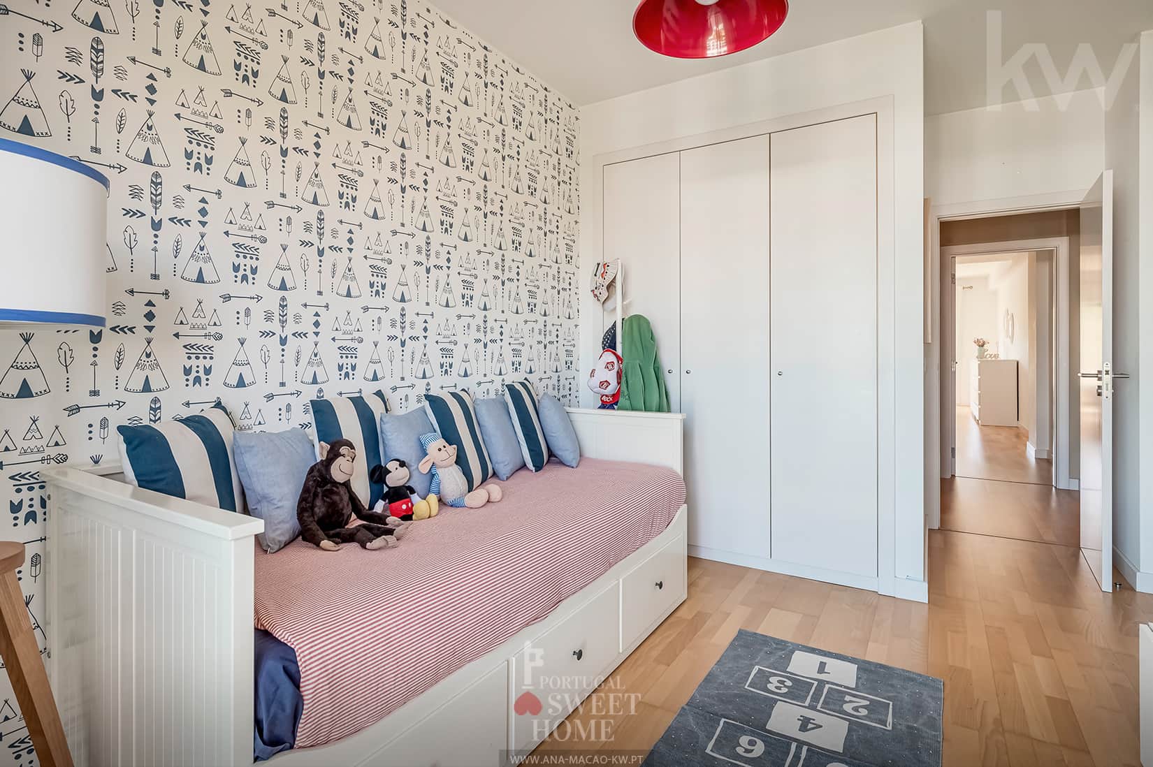 Bedroom with wardrobes and balcony (11.50 m2)